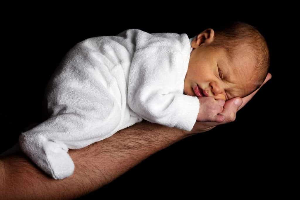perché i neonati non dovrebbero dormire a pancia in giu